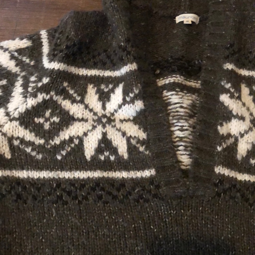 Wool sweater. Short sleeves great for layering. - Picture 3 of 4